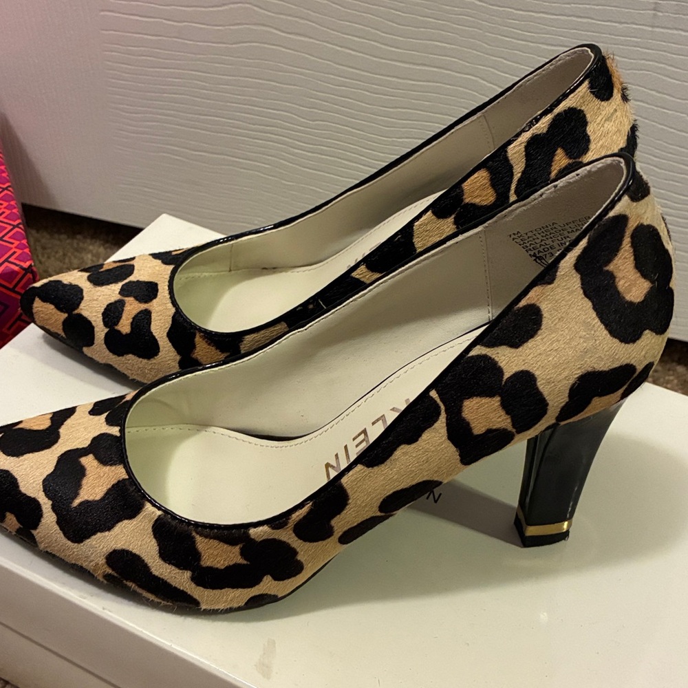 Anne Klein Tan and Black Leopard Heels size 7M - Picture 4 of 7